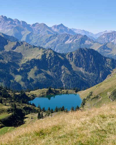 Bei einer wunderschönen Wanderung auf das Nebelhorn können sie den traumhaften Seealpsee bestaunen. Das geht dank der kostenlosen Bergbahnkarten vom Mohren Hotel Oberstdorf.