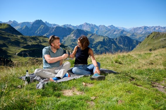 Bei traumhaftem Wetter auf das Nebelhorn wandern und den Ausblick bei einem Picknick genießen.