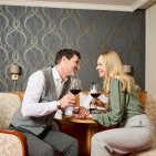 Zeit für Zweisamkeit Lassen Sie den Tag bei einem Glas Wein in Ihrem Zimmer ausklingen.