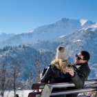 Entspannte Pause in der Wintersonne Genießen Sie die Wintersonne bei einer Pause mit traumhaftem Bergblick.