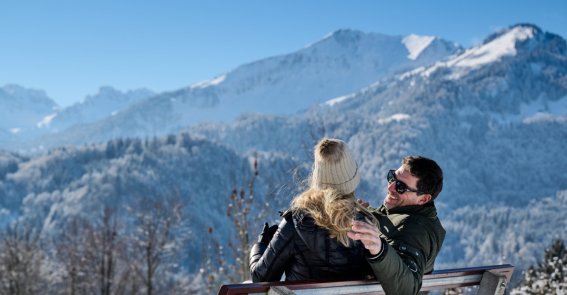 Genießen Sie die Wintersonne bei einer Pause mit traumhaftem Bergblick.