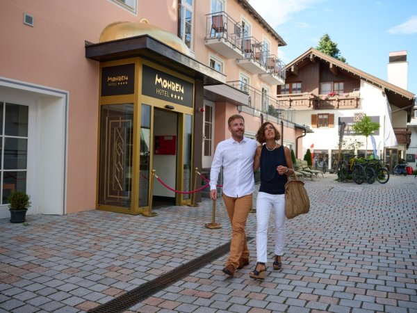 Bei Sonnenschein durch die traumhaften Gassen von Oberstdorfflanieren Direkt vom Hotel Mohren aus, ins malerische Oberstdorf starten. Erleben Sie den Müßiggang im Allgäu.