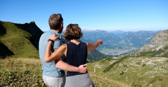 Lassen Sie bei einer Wanderung am Nebelhorn den Blick ins Tal schweifen.