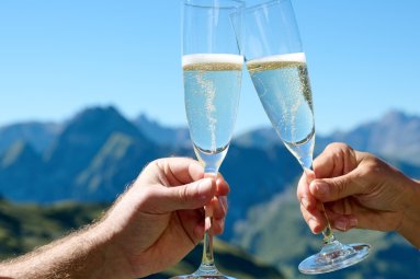 Verbringen Sie romantische Stunden bei Ihrer Wanderung am Nebelhorn mit einem Glas Sekt.