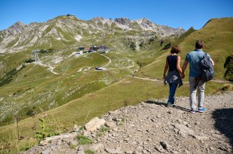 Wandern Sie am Nebelhorn und genießen Sie den atemberaubenden Ausblick ins Tal.