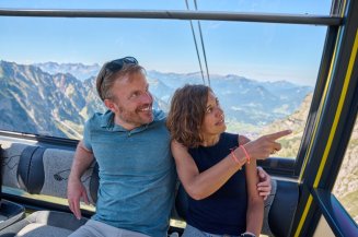 Panoramafahrt mit der Gondel vor der Wanderung am Nebelhorn. Bei der Gondelfahrt auf das Nebelhorn das wundervolle Bergpanorama genießen. Anschließend eine Wanderung am Nebelhorn unternehmen und den Blick ins Tal schweifen lassen.