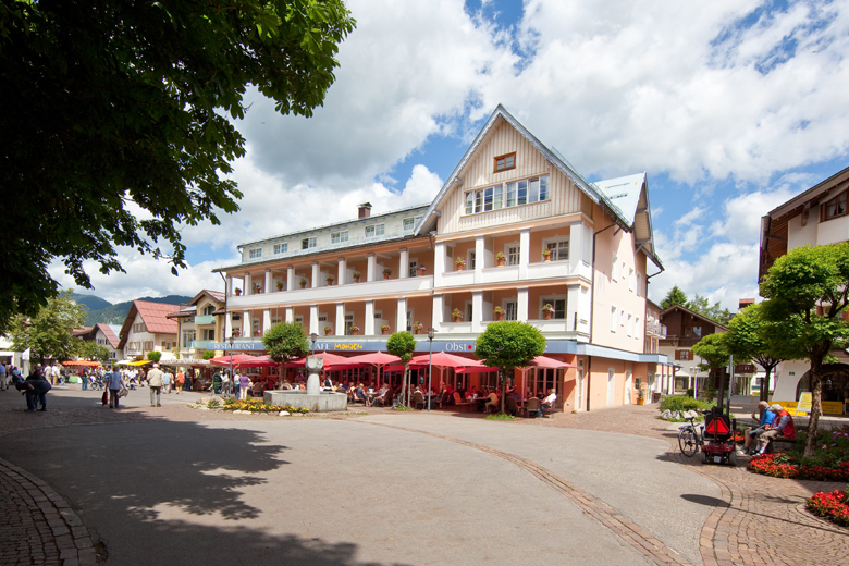 Das Hotel Mohren am Marktplatz in Oberstdorf In wunderschöner und zentraler Lage liegt das Hotel Mohren - ein Haus mit bewegter Geschichte.
