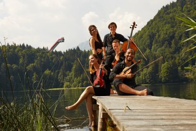 Musiker an den Streichinstrumenten beim Oberstdorfer Musiksommer, mit Blick auf die Skiflugschanze