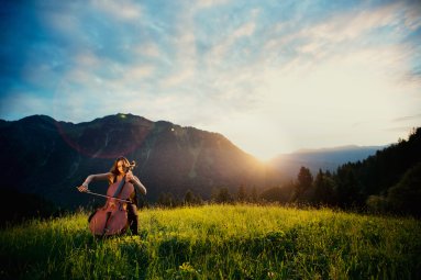 Cello beim Oberstdorfer Musiksommer vor dem Allgäuer Bergpanorama