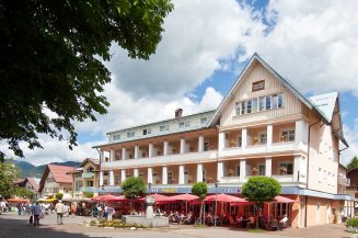 Mitten im Zentrum des Bergdorfes direkt am Marktplatz liegt das Hotel Mohren.