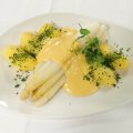Portion frischer Stangenspargel mit Sauce Hollandaise, Salzkartoffeln.