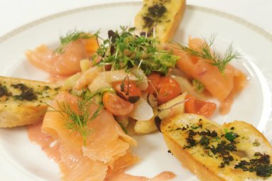 Spargelsalat mit Radieschen-Vinaigrette, Kirschtomaten, Räucherlachsscheiben und Knoblauch-Kräuter-Baguette