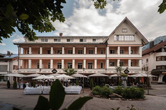 In diesem Hotel in Oberstdorf erleben Sie die schönsten Genussmomente und Genussevents. Lassen Sie sich kulinarisch verwöhnen und erleben Sie eine Auszeit, die Genuss und Leichtigkeit auf schönste Weise verbindet.