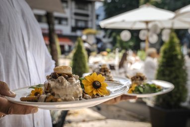 Genussmomente mit kulinarischen Highlights im Hotel Mohren! Im Mohren Restaurant Oberstdorf erleben Sie puren Genuss. Lassen Sie sich kulinarisch verwöhnen und erleben Sie besondere Genussmomente in einer wunderschönen Atmosphäre in unserem Restaurant in Oberstdorf.