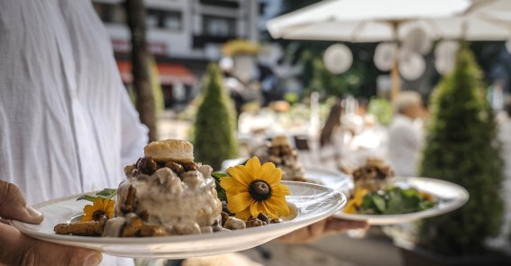 Im Mohren Restaurant Oberstdorf erleben Sie puren Genuss. Lassen Sie sich kulinarisch verwöhnen und erleben Sie besondere Genussmomente in einer wunderschönen Atmosphäre in unserem Restaurant in Oberstdorf.