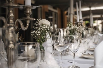 Ob Hochzeiten, Jubiläen, runde Geburtstage, Events oder einfach nur so. Im Hotel Mohren in Oberstdorf stehen Ihnen 6 Räumlichkeiten für Ihre Familienfeier in Oberstdorf. Highlight ist der 500 Jahre alte Weinkeller.