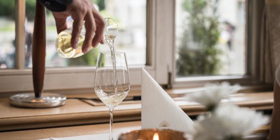 Genussvolle Momente im Restaurant Mohren in Oberstdorf Während Ihres Urlaubes genießen Sie genussvolle Momente in unserem Restaurant Mohren in Oberstdorf. Genießen Sie unsere hochwertige regionale Küche direkt am Marktplatz in Oberstdorf.