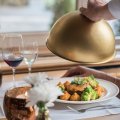 Lassen Sie sich im stilvollen Restaurant Mohren in Oberstdorf kulinarisch verwöhnen: Edle Weine, frisch zubereitete Spezialitäten und liebevoll angerichtete Menüs sorgen für einen unvergesslichen Abend.