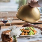 Schlicht & edel, Genussmomente im Restaurant Mohren in Oberstdorf Lassen Sie sich im stilvollen Restaurant Mohren in Oberstdorf kulinarisch verwöhnen: Edle Weine, frisch zubereitete Spezialitäten und liebevoll angerichtete Menüs sorgen für einen unvergesslichen Abend.