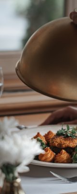 Lassen Sie sich im stilvollen Restaurant Mohren in Oberstdorf kulinarisch verwöhnen: Edle Weine, frisch zubereitete Spezialitäten und liebevoll angerichtete Menüs sorgen für einen unvergesslichen Abend.
