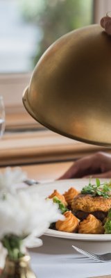 Lassen Sie sich im stilvollen Restaurant Mohren in Oberstdorf kulinarisch verwöhnen: Edle Weine, frisch zubereitete Spezialitäten und liebevoll angerichtete Menüs sorgen für einen unvergesslichen Abend.