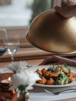 Lassen Sie sich im stilvollen Restaurant Mohren in Oberstdorf kulinarisch verwöhnen: Edle Weine, frisch zubereitete Spezialitäten und liebevoll angerichtete Menüs sorgen für einen unvergesslichen Abend.