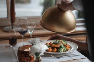 Lassen Sie sich im stilvollen Restaurant Mohren in Oberstdorf kulinarisch verwöhnen: Edle Weine, frisch zubereitete Spezialitäten und liebevoll angerichtete Menüs sorgen für einen unvergesslichen Abend.