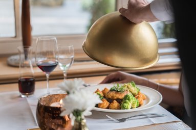 Lassen Sie sich im stilvollen Restaurant Mohren in Oberstdorf kulinarisch verwöhnen: Edle Weine, frisch zubereitete Spezialitäten und liebevoll angerichtete Menüs sorgen für einen unvergesslichen Abend.