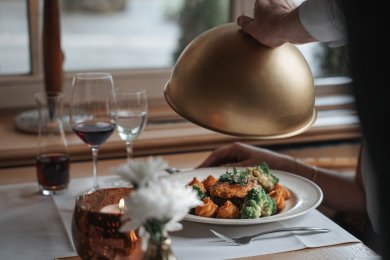 Lassen Sie sich im stilvollen Restaurant Mohren in Oberstdorf kulinarisch verwöhnen: Edle Weine, frisch zubereitete Spezialitäten und liebevoll angerichtete Menüs sorgen für einen unvergesslichen Abend.
