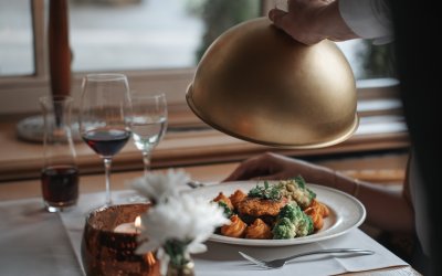 Lassen Sie sich im stilvollen Restaurant Mohren in Oberstdorf kulinarisch verwöhnen: Edle Weine, frisch zubereitete Spezialitäten und liebevoll angerichtete Menüs sorgen für einen unvergesslichen Abend.