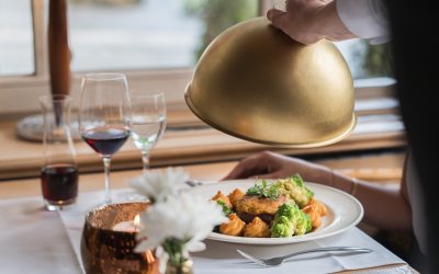 Schlicht & edel, Genussmomente im Restaurant Mohren in Oberstdorf Lassen Sie sich im stilvollen Restaurant Mohren in Oberstdorf kulinarisch verwöhnen: Edle Weine, frisch zubereitete Spezialitäten und liebevoll angerichtete Menüs sorgen für einen unvergesslichen Abend.