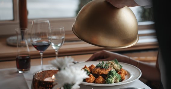 Lassen Sie sich im stilvollen Restaurant Mohren in Oberstdorf kulinarisch verwöhnen: Edle Weine, frisch zubereitete Spezialitäten und liebevoll angerichtete Menüs sorgen für einen unvergesslichen Abend.