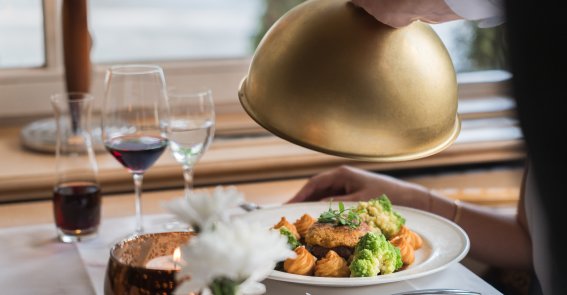 Schlicht & edel, Genussmomente im Restaurant Mohren in Oberstdorf Lassen Sie sich im stilvollen Restaurant Mohren in Oberstdorf kulinarisch verwöhnen: Edle Weine, frisch zubereitete Spezialitäten und liebevoll angerichtete Menüs sorgen für einen unvergesslichen Abend.