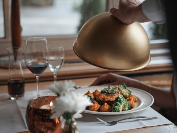 Lassen Sie sich im stilvollen Restaurant Mohren in Oberstdorf kulinarisch verwöhnen: Edle Weine, frisch zubereitete Spezialitäten und liebevoll angerichtete Menüs sorgen für einen unvergesslichen Abend.