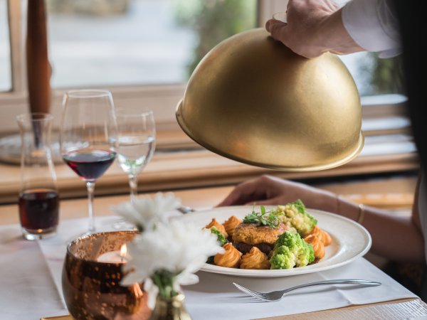 Lassen Sie sich im stilvollen Restaurant Mohren in Oberstdorf kulinarisch verwöhnen: Edle Weine, frisch zubereitete Spezialitäten und liebevoll angerichtete Menüs sorgen für einen unvergesslichen Abend.