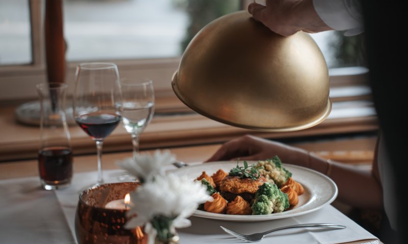 Lassen Sie sich im stilvollen Restaurant Mohren in Oberstdorf kulinarisch verwöhnen: Edle Weine, frisch zubereitete Spezialitäten und liebevoll angerichtete Menüs sorgen für einen unvergesslichen Abend.