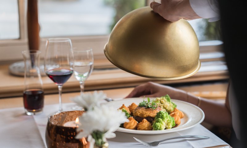 Lassen Sie sich im stilvollen Restaurant Mohren in Oberstdorf kulinarisch verwöhnen: Edle Weine, frisch zubereitete Spezialitäten und liebevoll angerichtete Menüs sorgen für einen unvergesslichen Abend.