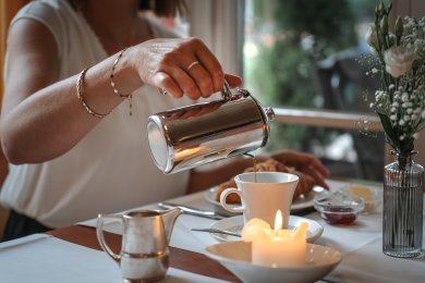 Starten Sie Ihren perfekten Morgen im Grandhotel in Oberstdorf Stilvolles Frühstück im Hotel in Oberstdorf: Frisch gebrühter Kaffee, serviert in gemütlicher Atmosphäre mit Croissant und Konfitüre. So beginnt Ihr Urlaub im Allgäu mit Genuss und entspanntem Start in den Tag.