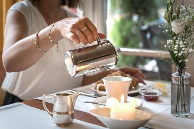 Starten Sie Ihren perfekten Morgen im Grandhotel in Oberstdorf Stilvolles Frühstück im Hotel in Oberstdorf: Frisch gebrühter Kaffee, serviert in gemütlicher Atmosphäre mit Croissant und Konfitüre. So beginnt Ihr Urlaub im Allgäu mit Genuss und entspanntem Start in den Tag.