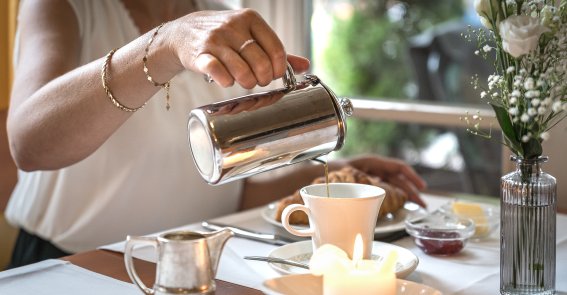 Stilvolles Frühstück im Hotel in Oberstdorf: Frisch gebrühter Kaffee, serviert in gemütlicher Atmosphäre mit Croissant und Konfitüre. So beginnt Ihr Urlaub im Allgäu mit Genuss und entspanntem Start in den Tag.