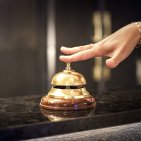 Herzlich Willkommen im Hotel Mohren! Persönlicher Service im Hotel in Oberstdorf: An der Rezeption werden Gäste herzlich empfangen und bestens betreut. Starten Sie entspannt in Ihren Urlaub im Allgäu mit freundlichem Empfang und kompetenter Beratung.