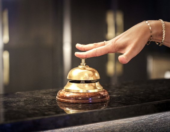 Persönlicher Service im Hotel in Oberstdorf: An der Rezeption werden Gäste herzlich empfangen und bestens betreut. Starten Sie entspannt in Ihren Urlaub im Allgäu mit freundlichem Empfang und kompetenter Beratung.