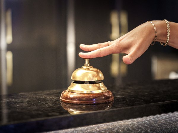 Herzlich Willkommen im Hotel Mohren! Persönlicher Service im Hotel in Oberstdorf: An der Rezeption werden Gäste herzlich empfangen und bestens betreut. Starten Sie entspannt in Ihren Urlaub im Allgäu mit freundlichem Empfang und kompetenter Beratung.