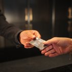 Herzlich willkommen im Hotel in Oberstdorf: Schneller und unkomplizierter Check-in an der Rezeption. Genießen Sie entspannten Service und starten Sie sorglos in Ihren Urlaub im Allgäu.