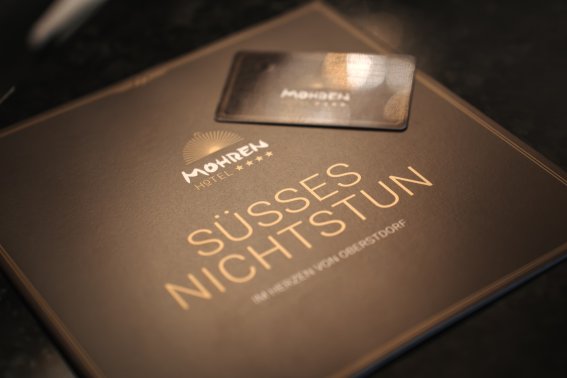 Entspannung pur im Hotel Mohren Oberstdorf: Mit dem Arrangement „Süßes Nichtstun“ genießen Gäste erholsame Tage voller Genussmomente im Herzen von Oberstdorf. Perfekt für eine Auszeit im Allgäu mit Wohlfühlgarantie.