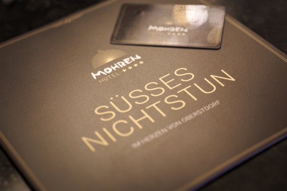 Entspannung pur im Hotel Mohren Oberstdorf: Mit dem Arrangement „Süßes Nichtstun“ genießen Gäste erholsame Tage voller Genussmomente im Herzen von Oberstdorf. Perfekt für eine Auszeit im Allgäu mit Wohlfühlgarantie.