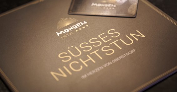 Entspannung pur im Hotel Mohren Oberstdorf: Mit dem Arrangement „Süßes Nichtstun“ genießen Gäste erholsame Tage voller Genussmomente im Herzen von Oberstdorf. Perfekt für eine Auszeit im Allgäu mit Wohlfühlgarantie.