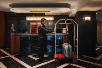 Komfortabler Hotelservice im Hotel Mohren Oberstdorf: Das Gepäck wird direkt an der Rezeption in Empfang genommen, damit Gäste entspannt in ihren Urlaub im Allgäu starten können. Genießen Sie persönlichen Service und stilvolles Ambiente im Herzen von Oberstdorf.