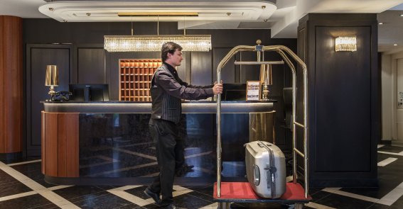 Gästeservice wird im Hotel Mohren sehr hoch geschrieben Komfortabler Hotelservice im Hotel Mohren Oberstdorf: Das Gepäck wird direkt an der Rezeption in Empfang genommen, damit Gäste entspannt in ihren Urlaub im Allgäu starten können. Genießen Sie persönlichen Service und stilvolles Ambiente im Herzen von Oberstdorf.