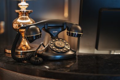 Eleganz bis ins Detail im Hotel Mohren Stilvolle Grandhotel-Details im Hotel Mohren Oberstdorf: Das elegante Retro-Telefon an der Rezeption erinnert an die Tradition und Geschichte des Hauses. Hier verbindet sich klassisches Ambiente mit moderner Gastfreundschaft – für einen Urlaub im Allgäu mit besonderem Flair.